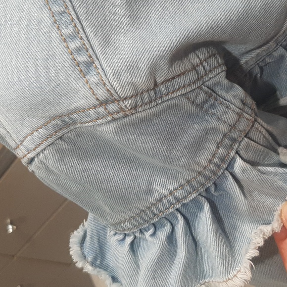 Has little mark on the sleeve as shown on the picture - Picture 6 of 9